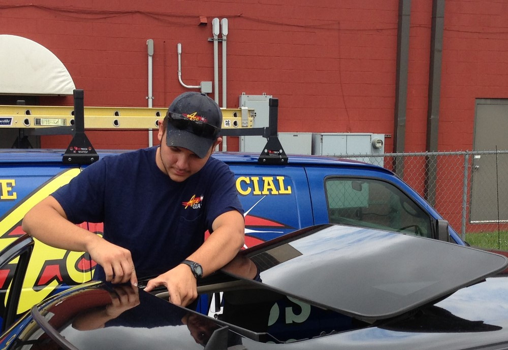 Как правильно обслуживать люк в автомобиле