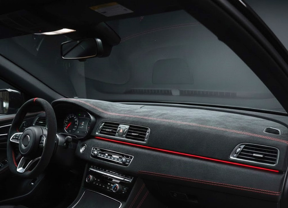 Какой материал выбрать для перетяжки торпедо: кожа, алькантара или экокожа?